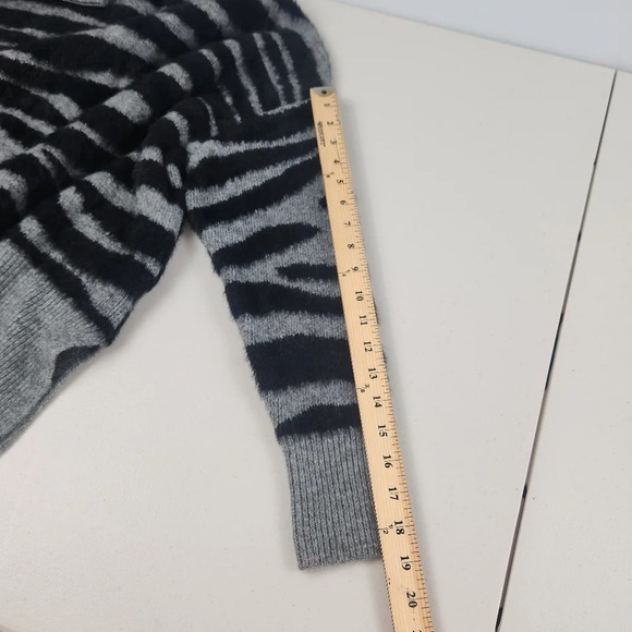 TWINE AND STRING Zebra Print Fuzzy Sweater GREY AND BLACK Oversized Medium - Picture 12 of 12